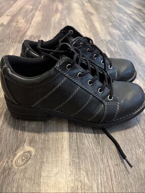 Men's Black Casual Lace-Up Sneakers with Contrast Stitching